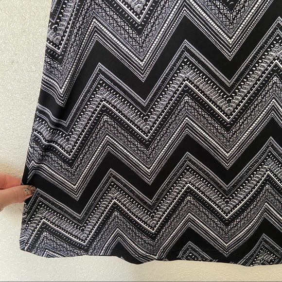 AB Studio Black and White Chevron Tank Small - Picture 3 of 7